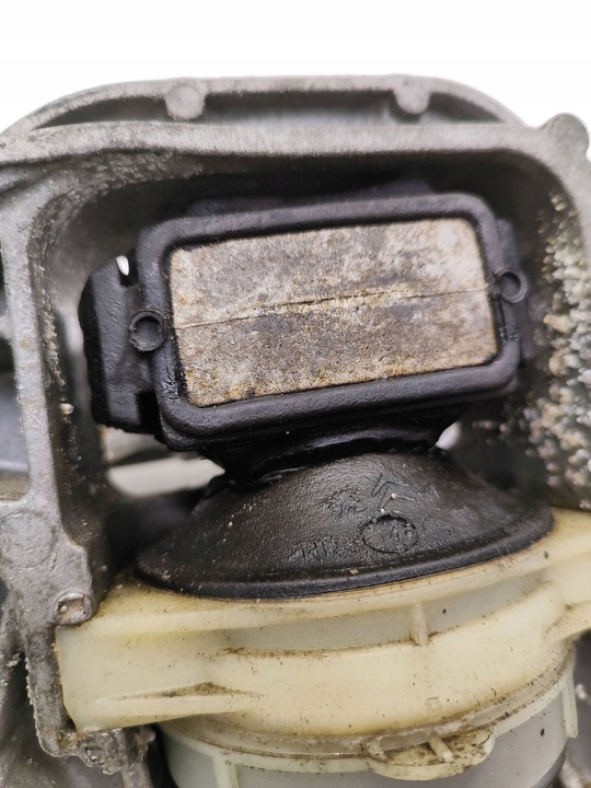 фото №7, Peugeot 308 2015 кронштейн / крепление двигателя