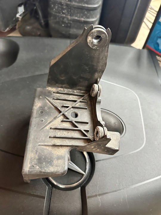 фото №9, Mercedes b класс w246 держатель кронштейн насоса abs крепление основание пластик