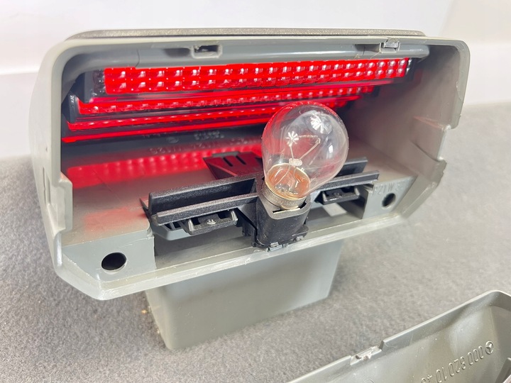 фото №11, Третє світло сплав mercedes w124 sedan оригінал полиця kpl 0008201049