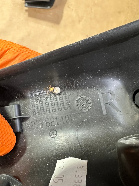 фото №7, Захисні накладки петлі кришки зад, ліва, права, заглушка mercedes e w213 sm, sedan