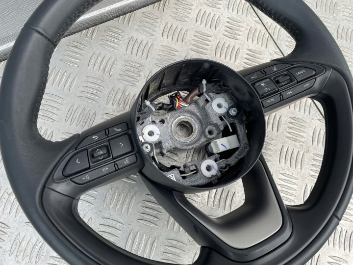 фото №6, Toyota yaris cross руль кожа