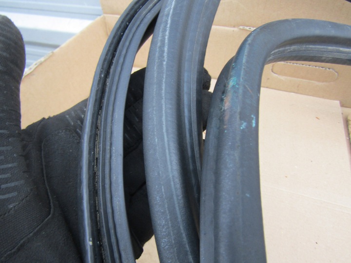 фото №8, 3 mercedes w210 sedan резиновая прокладка крышки багажника