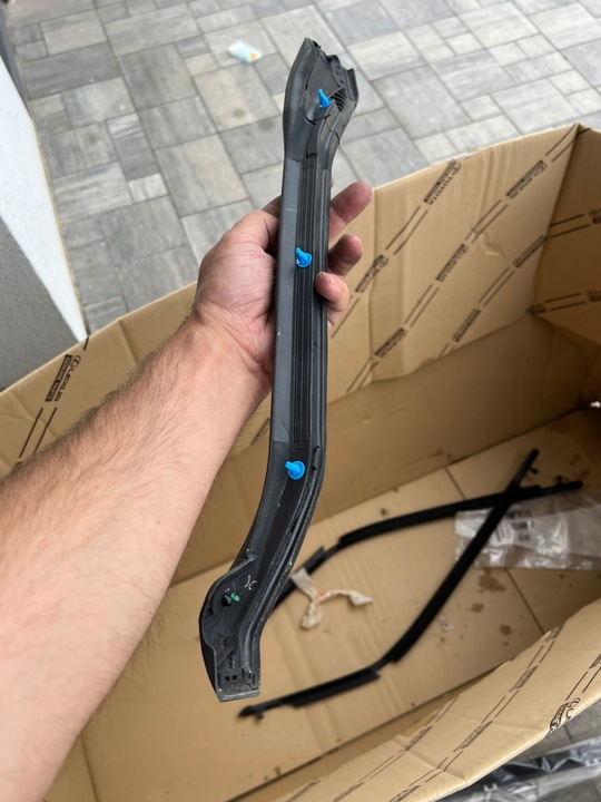 фото №1, Toyota yaris прокладка планки дверь зад правые