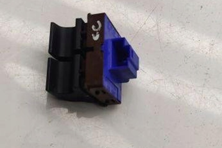 фото №1, Кнопка открывания заливка топлива vw passat b6 3c2 3c0959903b 3.6l