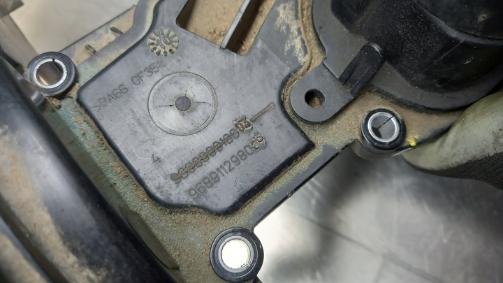 фото №10, Кришка клапанів 9689112980 volvo s40 v50 1.6 hdi d2 115km