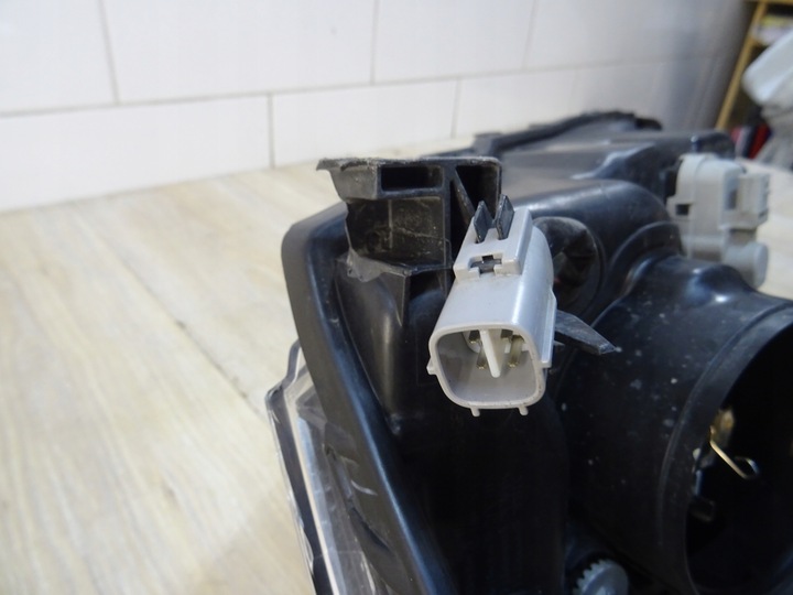 фото №11, Toyota verso рестайлинг ксенон 13-17 лампа правая перед 81110-0f181-00 llu