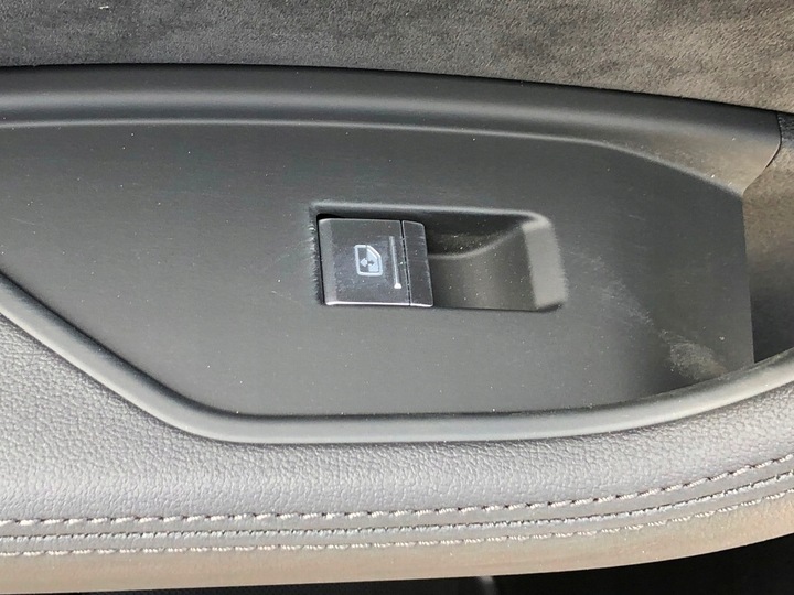 фото №9, Боковина обивка дверь чёрные левый зад bang&olufsen audi e-tron 55 4ke 2020