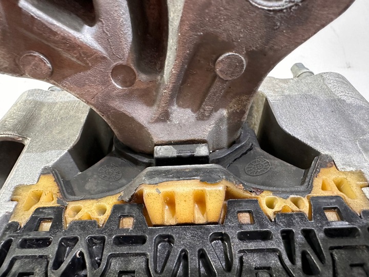 фото №9, Крепление лапи двигателя подушка chrysler pacifica 2016 - 2024