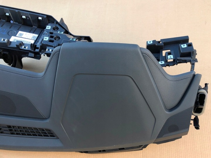 фото №9, Торпедо чорна pulpit чорний 4kl857736 audi e-tron 2020- роздавальна консоль