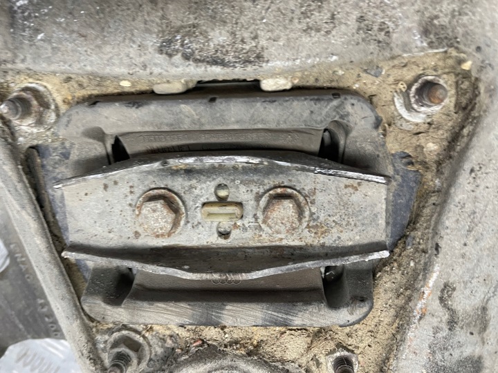 фото №9, Кронштейн подушка коробки 4f0399263l audi a6 c6 2.4b v6 04-11