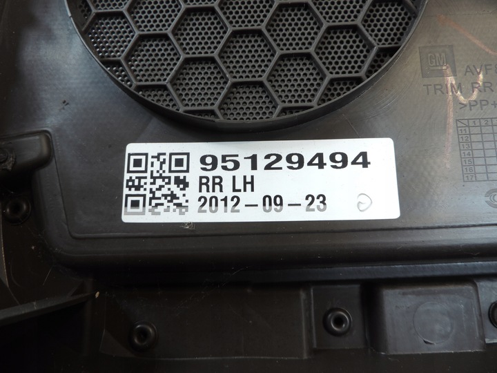 фото №10, Opel mokka a обивка боковина дверь левый зад 95129494