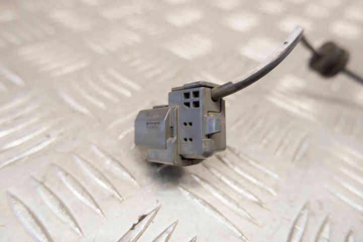 фото №9, Проводка заднего датчик abs toyota prius plus _w4_ 8951647100 1.8l