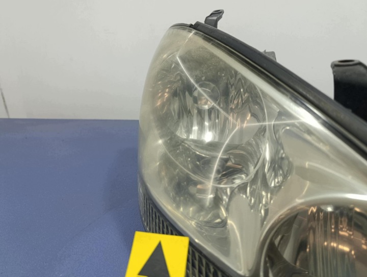 фото №10, Toyota avensis verso 01-03 фара праве фара передня 44-33