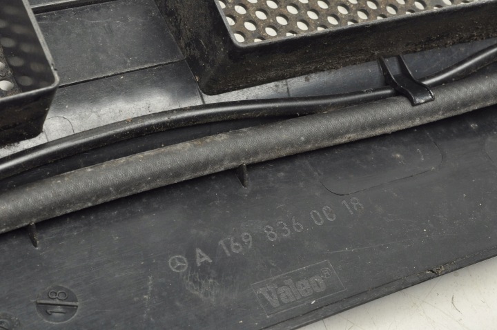 фото №16, Mercedes w169 захист панель під лобовим склом a1698360018 a1698300275 a1698300375