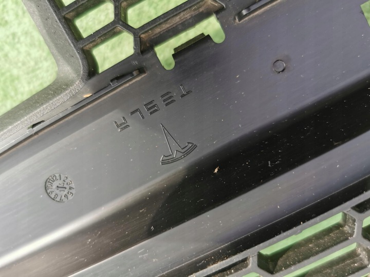фото №15, Решётка средняя бампера передней tesla s 1038211-00-a