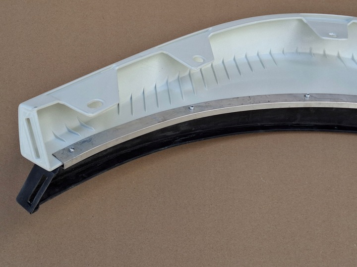 фото №7, Volvo fh4 спойлер pod бампер правые з резиновая накладка накладка оригинал 22245581