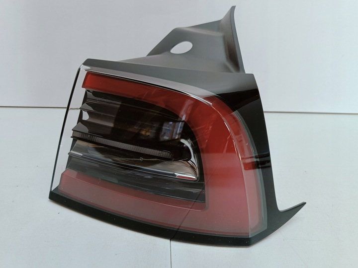 фото №1, Tesla 3 рестайлинг y 20- лампа фара свет правые зад led новая 1502087-00-d