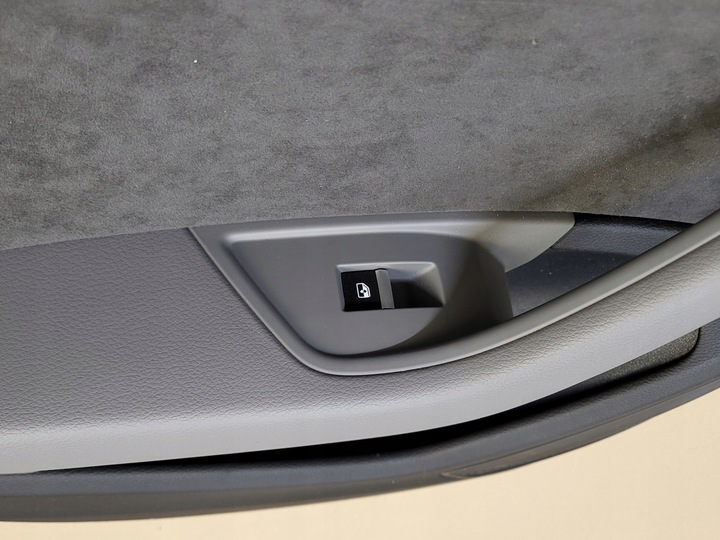 фото №9, Боковина дверь обивка левый зад алькантара audi a4 b9 8w оригинальный номер b&o ambiente led