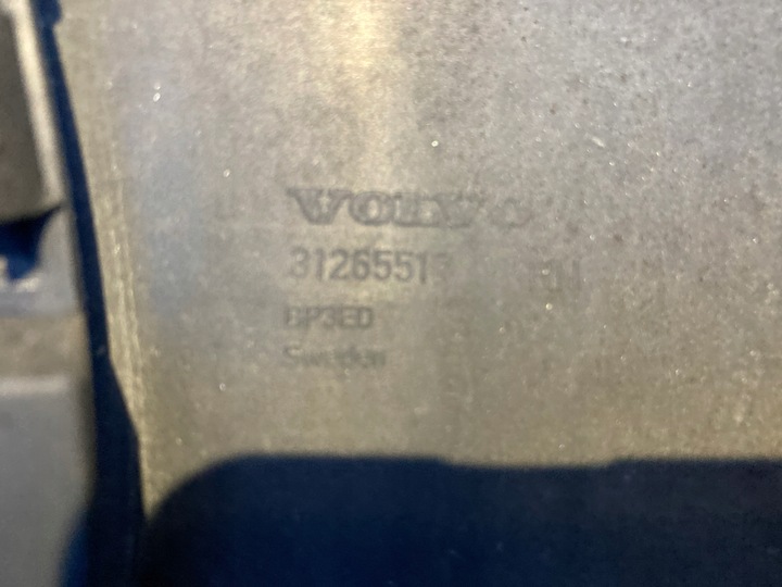 фото №10, Volvo xc70 бампер перед боковина праві оригінал.