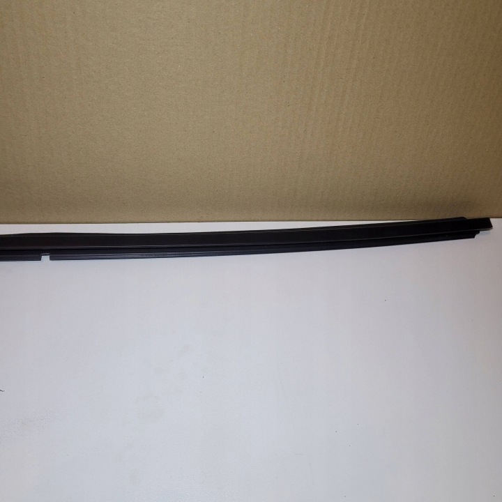 фото №11, Mazda 2 15r- молдинг накладка стёкла правое перед oem номер d09l50640b