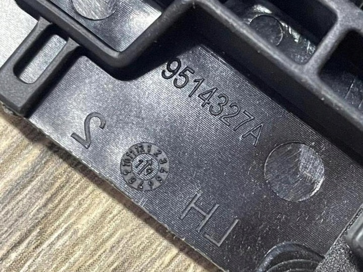 фото №8, Кріплення лапи ролети 9514327a 9514328a do vw passat b8 skoda superb octavia