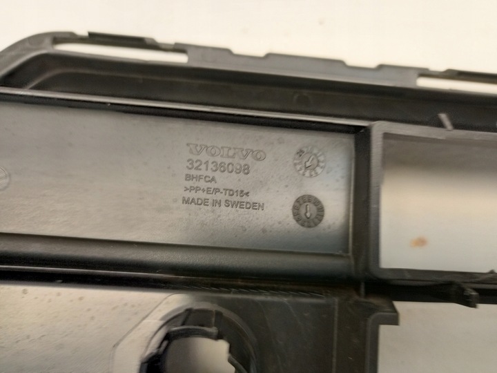 фото №14, Volvo xc40 recharge рестайлінг 2022- решітка середня бампера перед 32136098