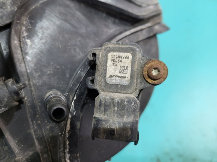 фото №8, Opel corsa d 12r рестайлинг 1.2 16v a12xer коллектор впускной крышки форсунки