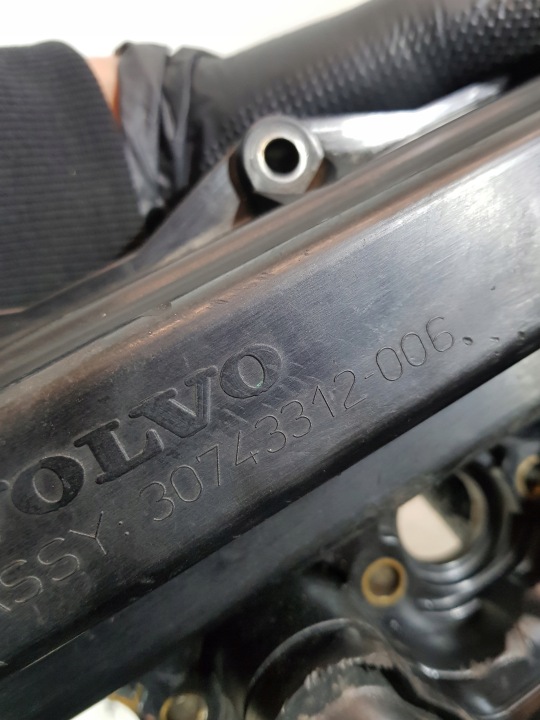фото №11, Колектор впускний  кришка клапанів 30743312 volvo s60 v70 2.4d