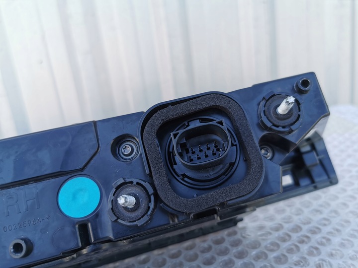 фото №11, Land range rover sport iii l461 23- лампа задняя правая led w крышка багажника