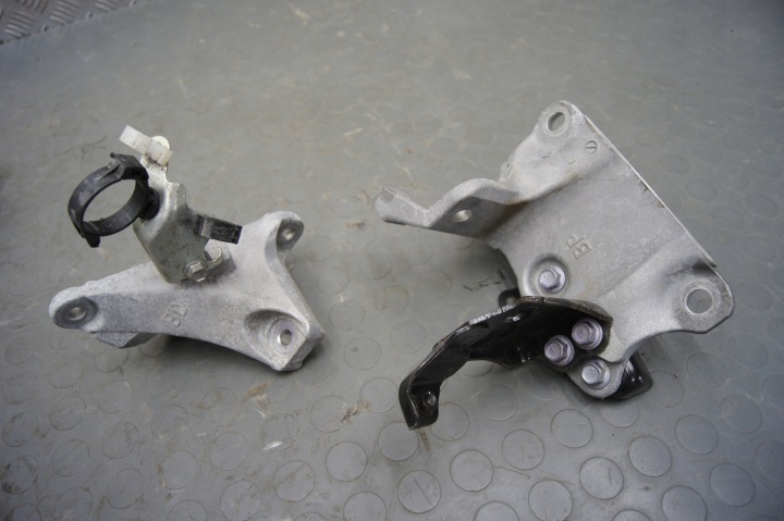фото №8, Подушка двигателя коробки toyota camry viii 8 usa 2,5 b. кронштейн