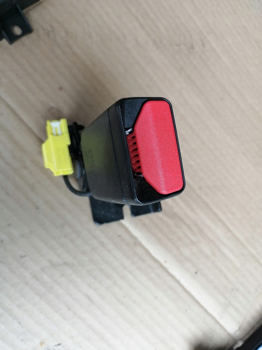 фото №1, Застібка заднього ременя volvo v40 ii