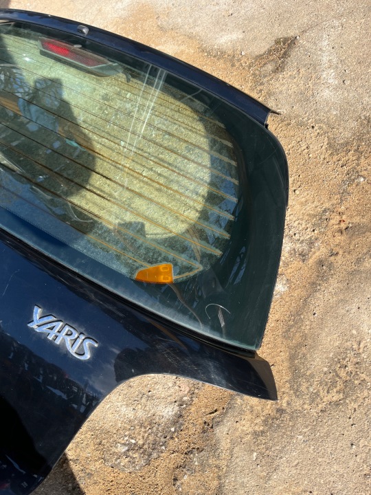 фото №7, Toyota yaris i крышка багажника комплектная чёрная