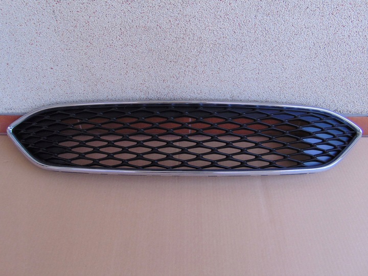 фото №1, Focus mk3 14-19 рестайлінг решітка решітка середня хром