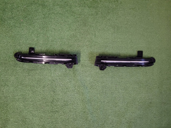 фото №1, Volvo v40 рестайлинг решётка з хром заглушка бампера левая хром 31347042 oem