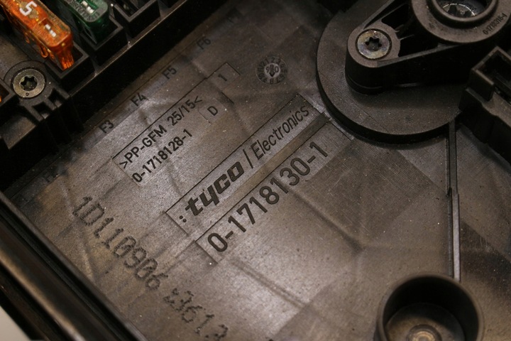 фото №6, Коробка корпус предохранителей vw touran i 2.0 tdi