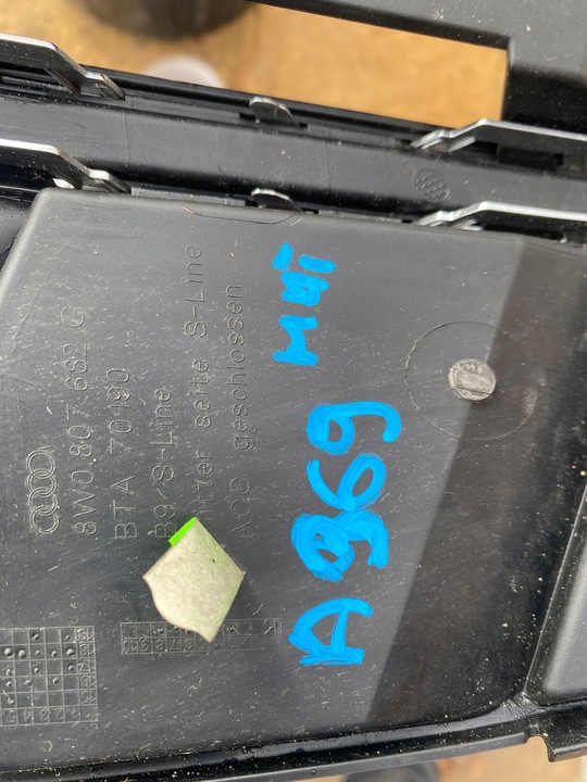 фото №11, Audi a4 b9 решітка бампера права 8w0807682g