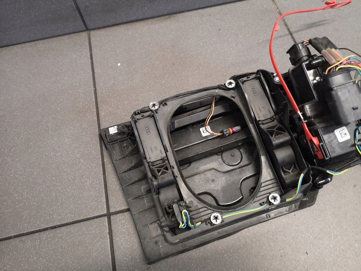 фото №7, Крышка розетка зарядного audi e-tron 4ke810001