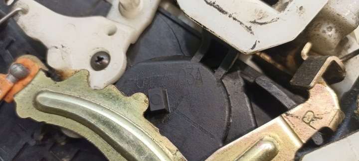 фото №5, Замок двері праві зад mitsubishi colt vi 3 pin