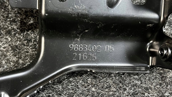 фото №7, Bmw (oem) 9883402 x1 u11 кронштейн крепление держатель крыльев правое