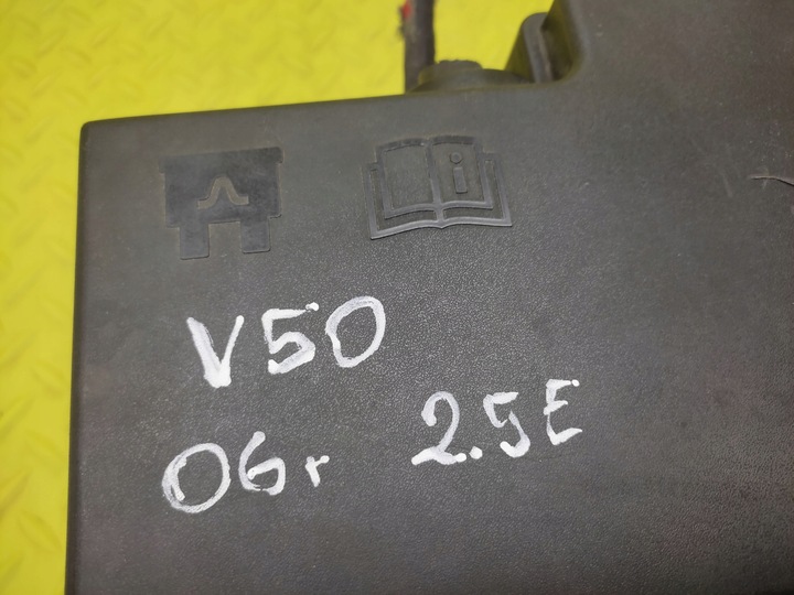 фото №12, Volvo v50 2.5 коробка запобіжників 518818000