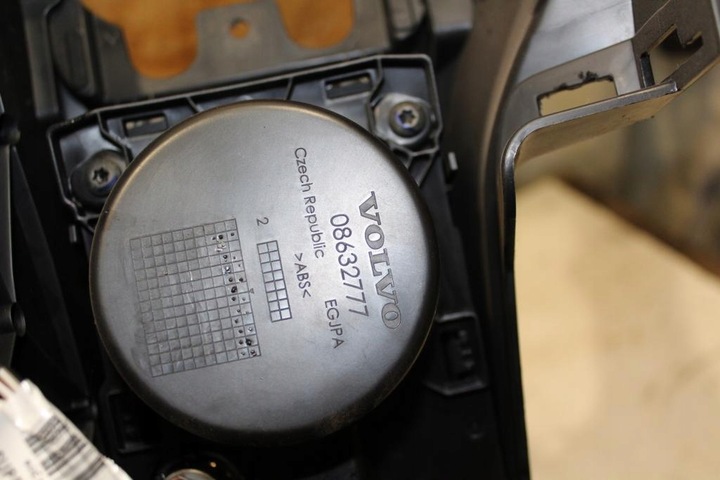 фото №8, Подлокотник туннель средний volvo v40 ii 2013r uk 08632777