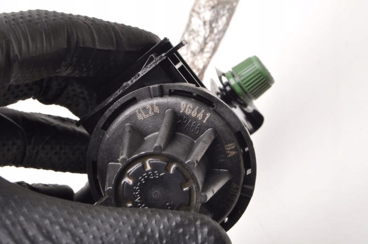 фото №8, Aston martin db9 6.0 v12 трубка  топлива 4l24-9g641-ba