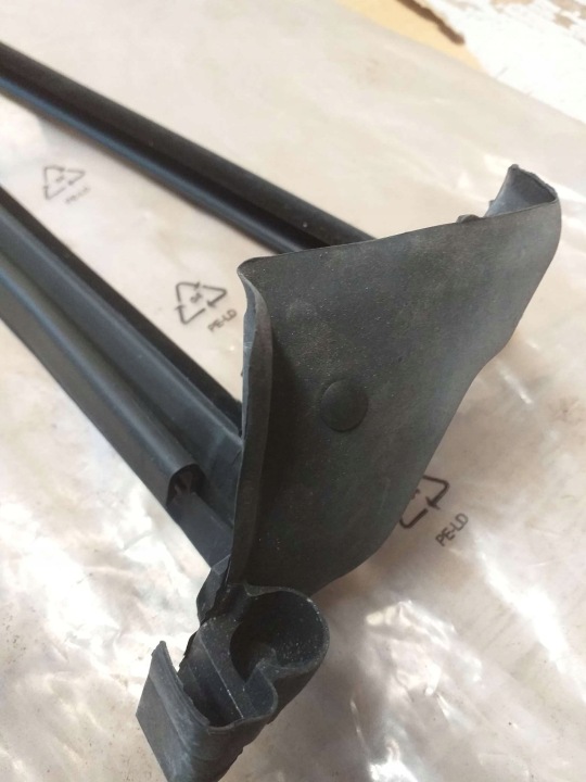 фото №7, Renault oem номер 8200099374 уплотнитель стёкла renault megane ii cc правое зад