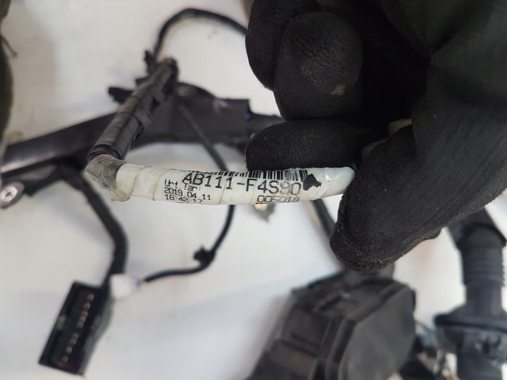 фото №12, Toyota c-hr 1.8 гибрид жгут коробка камеры двигателя