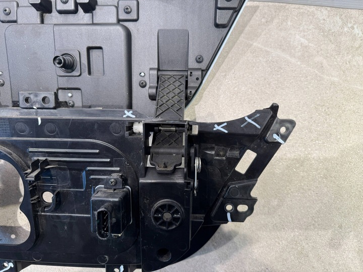 фото №6, Maxus e-deliver 3 ev30 решётка радиатора решётка гнездо зарядки значок