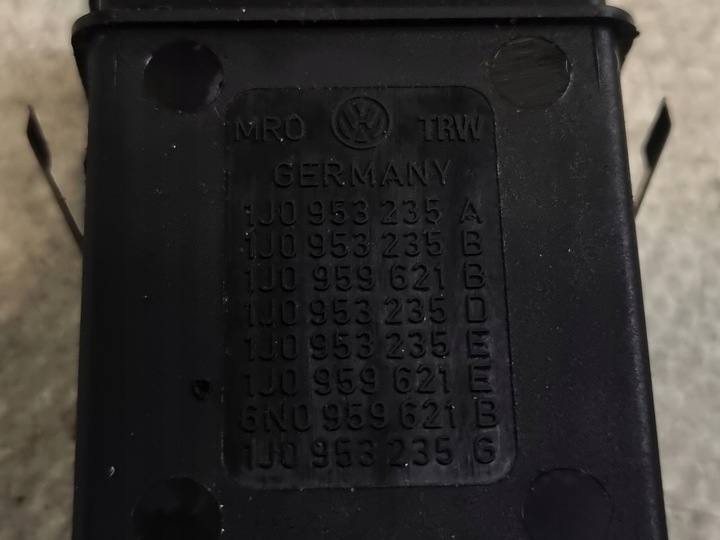 фото №9, Вимикач обігріву задньої скла оригінальний номер 1j0953235a vw bora 99r