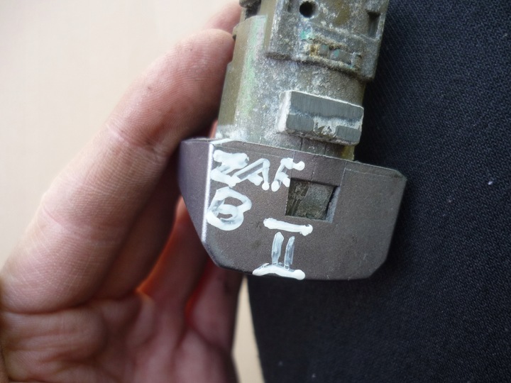 фото №10, Вставка замка дверь левый перед opel astra h zafira b 24463527 + заглушка