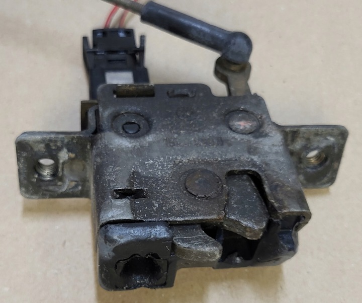 фото №9, Замок задньої кришки багажника зад штекер bmw 5 e34 sedan оригінальний номер