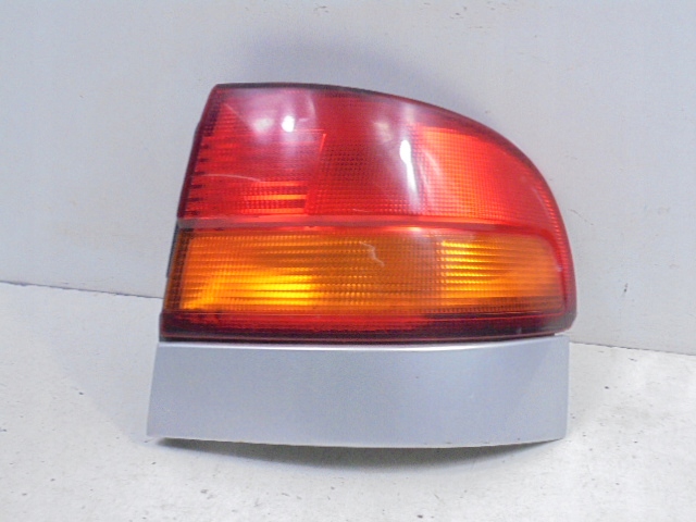 фото №9, Toyota carina e t19 95-97 лампа зад правая sedan рестайлинг 2290 + вкладка żarówkowy