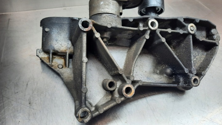 фото №8, Кронштейн генератора 7700115750 volvo v40 s40 1.9 dci